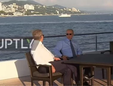 Η χαλαρή βόλτα του Πούτιν με τον Φινλανδό πρόεδρο στη Μαύρη Θάλασσα (βίντεο)